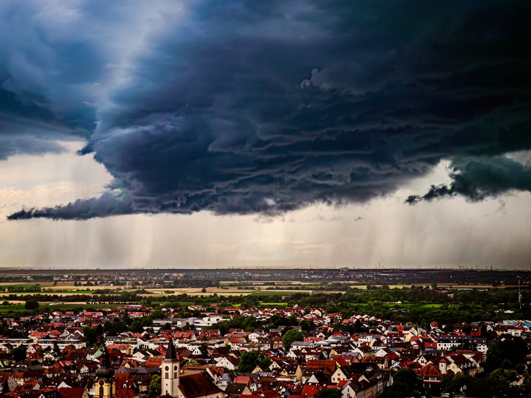 Mimpi Hujan: Petanda Rezeki, Keberkahan, dan Perubahan dalam Tafsir Jawa, Islam Nusantara, dan Psikologi