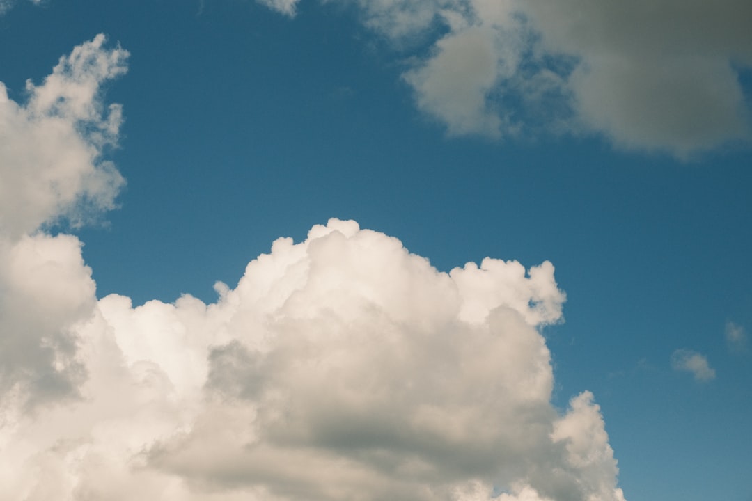 Mimpi Tentang Awan: Tafsir Lengkap dari Kacamata Primbon Jawa, Islam Nusantara, dan Psikologi Modern