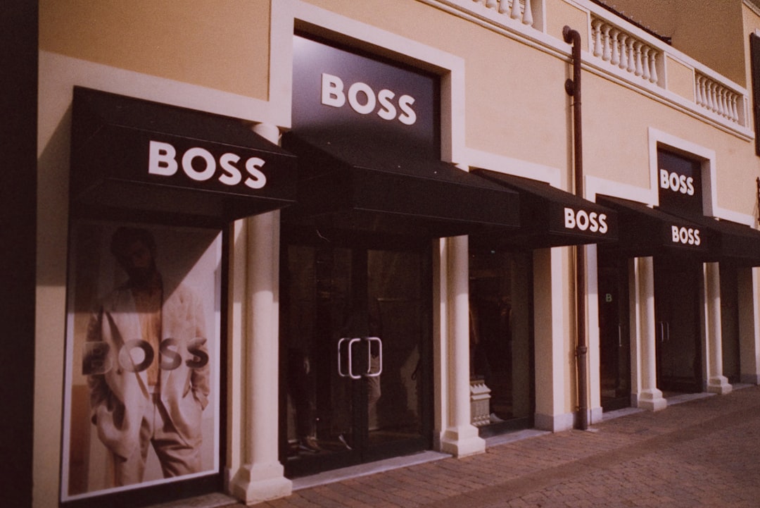 Mimpi Bertemu Bos: Pertanda Rezeki, Ujian, atau Cerminan Diri? Tafsir Lengkap Ala Indonesia