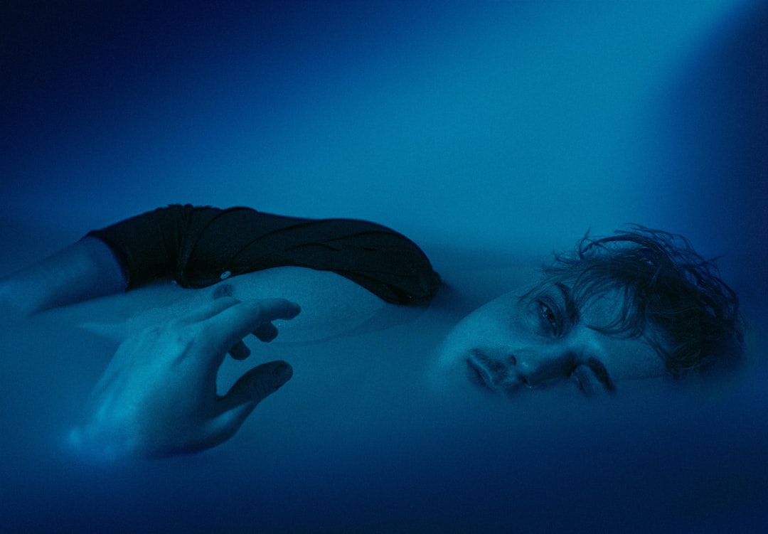 Mimpi Tenggelam: Firasat, Makna Spiritual, dan Psikologis Menurut Budaya Indonesia