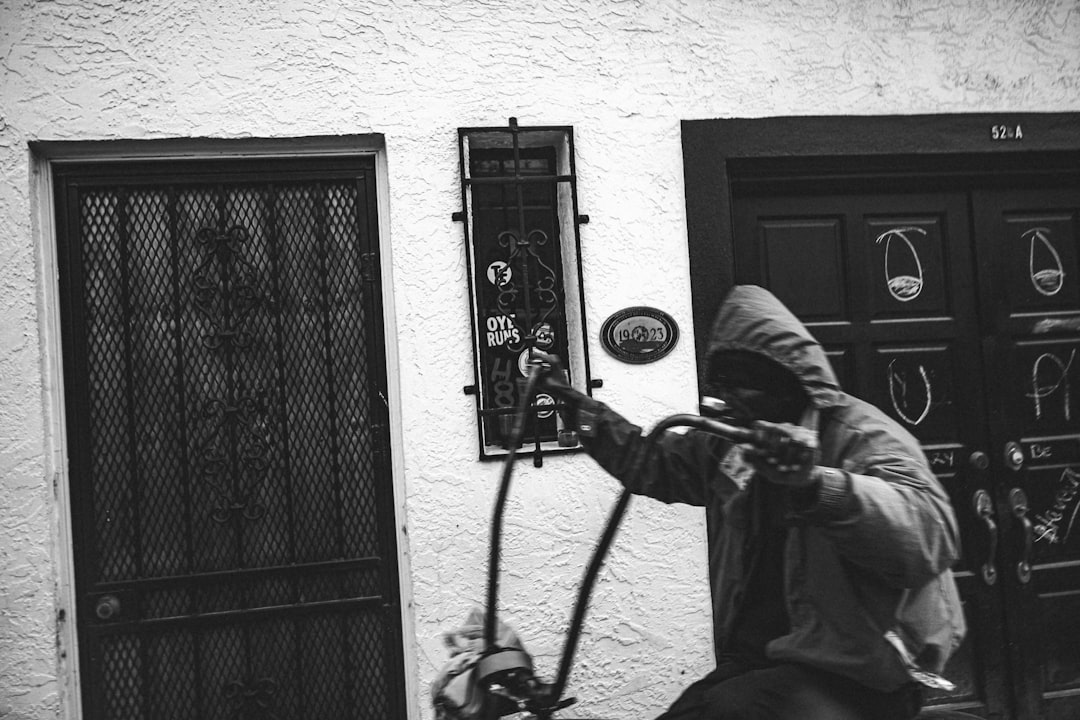 Mimpi Dikejar Pencuri: Pertanda Baik atau Buruk Menurut Primbon, Islam, dan Psikologi?