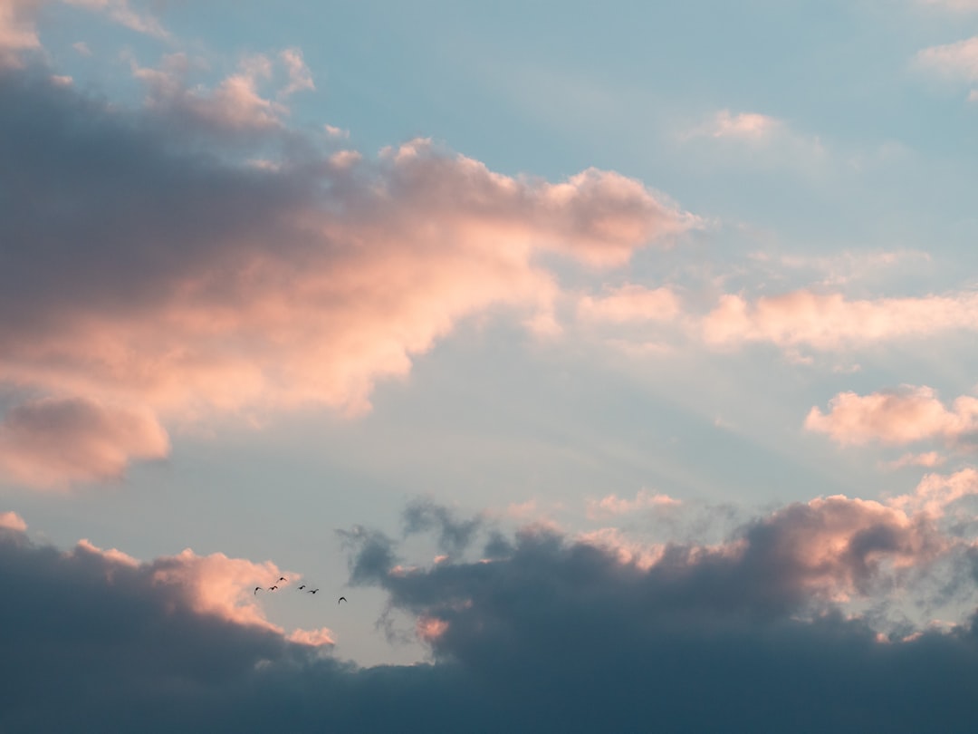Mimpi Terbang di Langit: Tanda Kebebasan, Aspirasi, dan Koneksi Ilahi