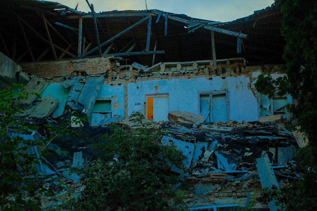 Ketika Bumi Berguncang dalam Mimpi: Mengurai Pertanda Bencana Gempa Menurut Primbon, Islam, dan Psikologi