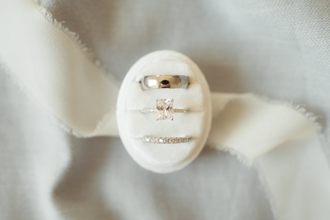 Mengungkap Makna Mimpi tentang Cincin: Panduan Lengkap dari Primbon, Islam, hingga Psikologi Modern