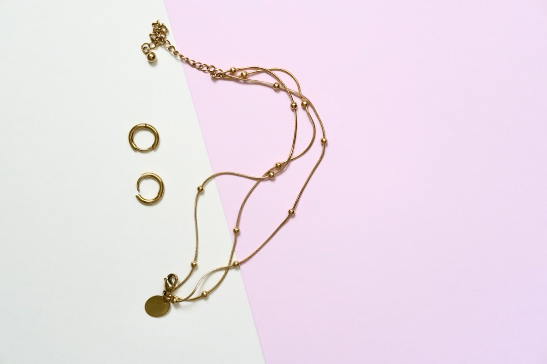 Mimpi Kalung: Mengungkap Makna Mendalam dari Primbon, Islam, hingga Psikologi Modern