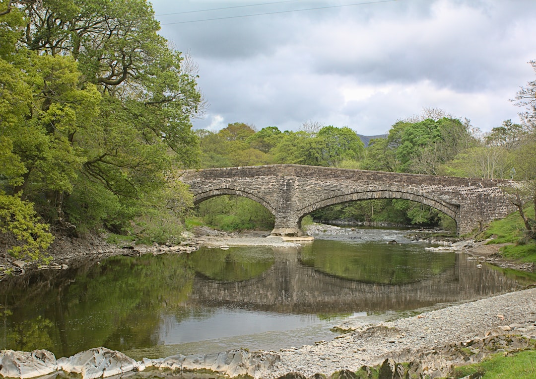 Mimpi Jembatan: Jembatan Antara Alam Sadar dan Alam Bawah Sadar, Antara Dunia Nyata dan Dunia Gaib