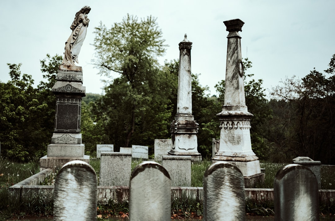 Mimpi Kuburan: Pertanda Apa? Tafsir Lengkap Primbon, Islam Nusantara, dan Psikologi