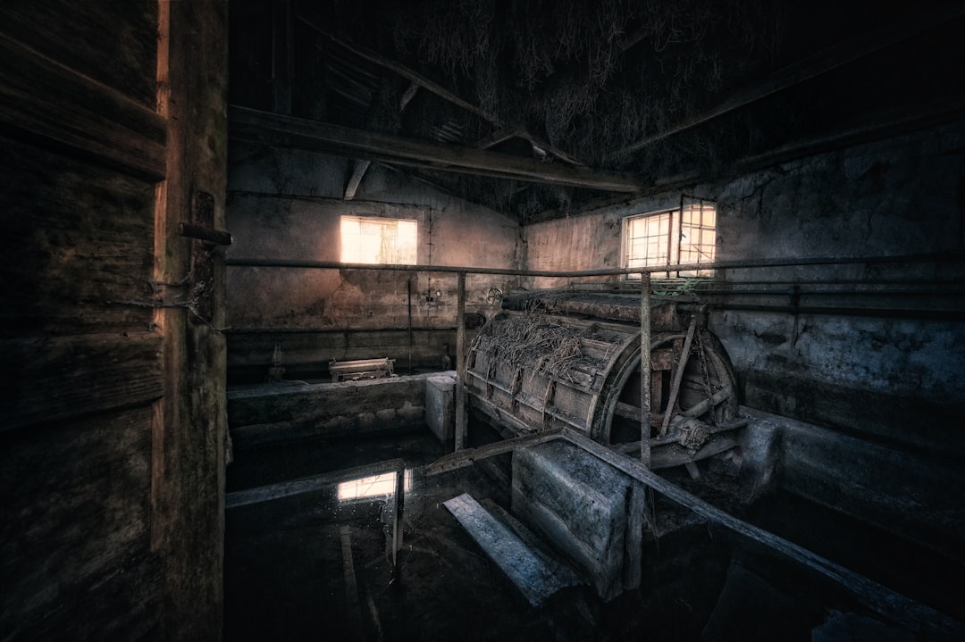 Mimpi Rumah Tua: Merajut Makna dari Primbon Jawa, Islam Nusantara, dan Psikologi Modern