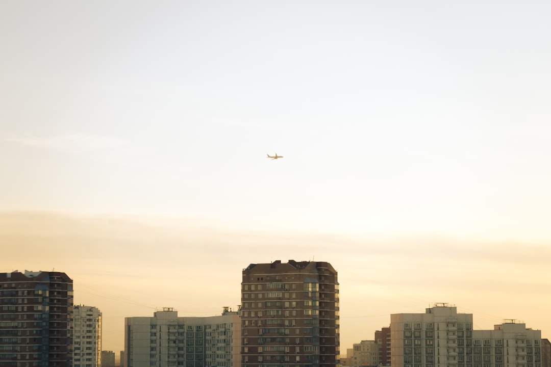 Mimpi Melihat Atap Gedung: Pertanda Apa dari Primbon, Islam, dan Psikologi?